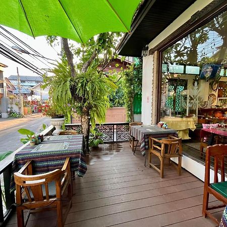 Hotel Baan Huenphen Chiang Mai Exterior foto