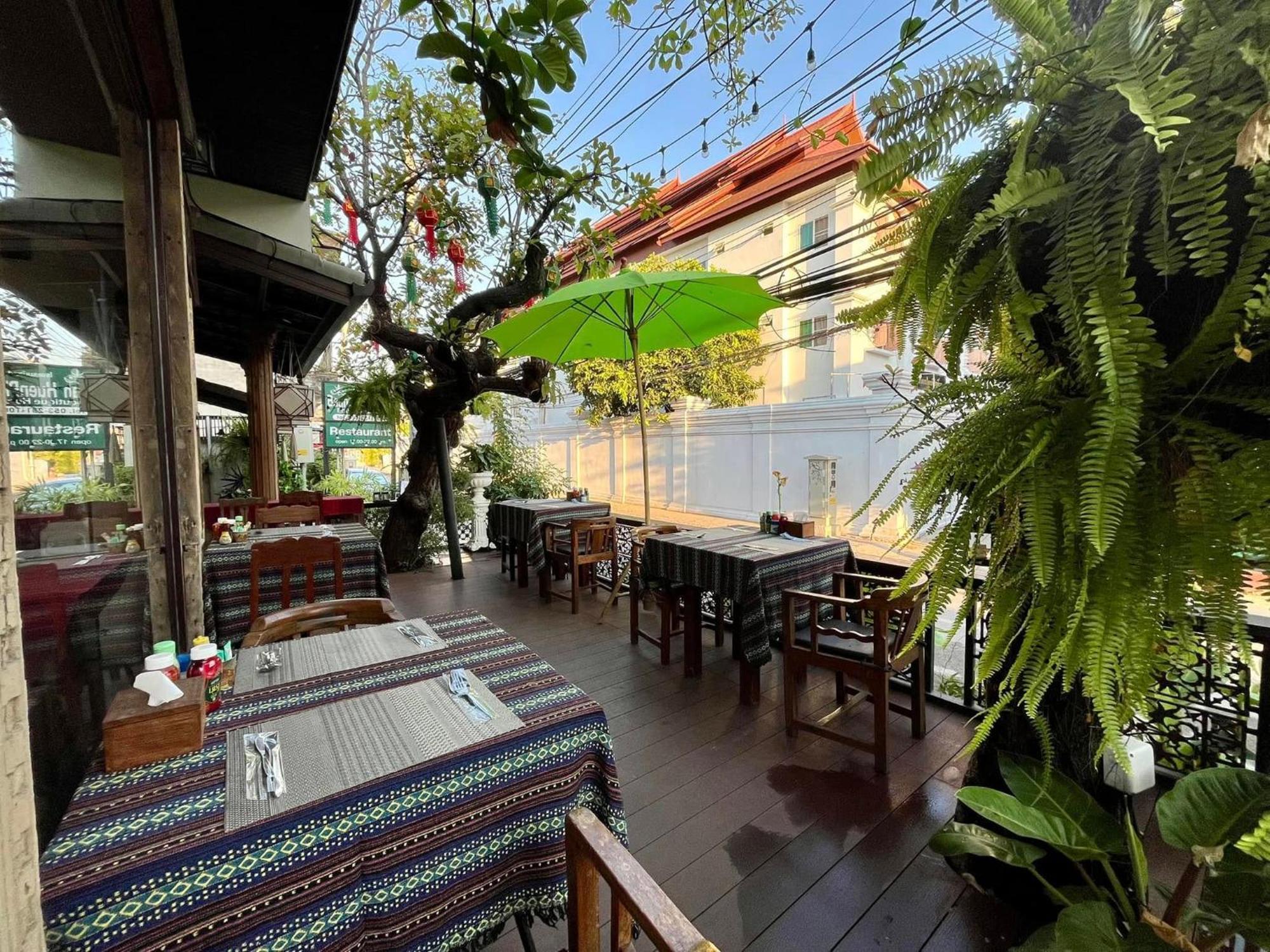 Hotel Baan Huenphen Chiang Mai Exterior foto
