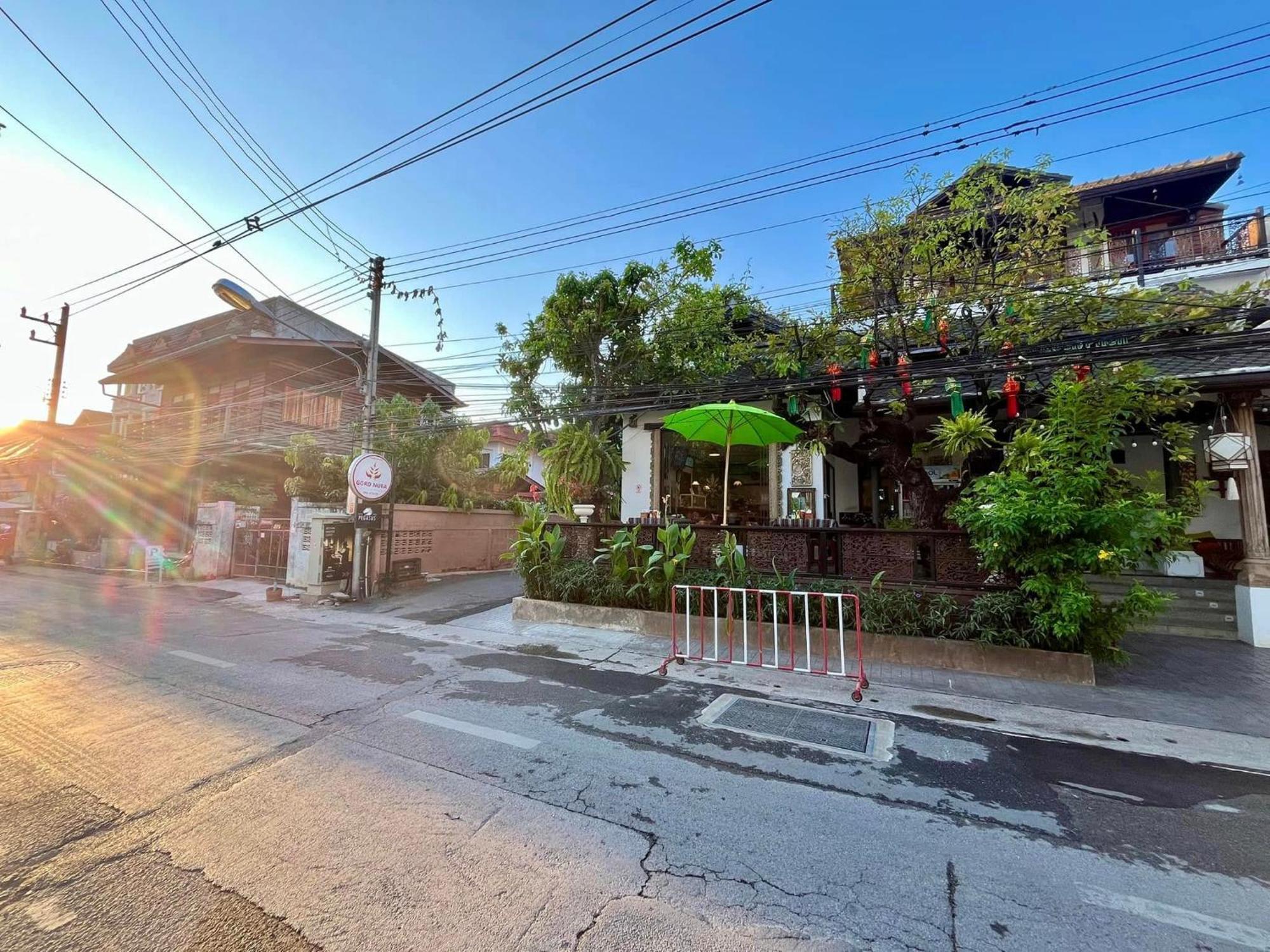 Hotel Baan Huenphen Chiang Mai Exterior foto