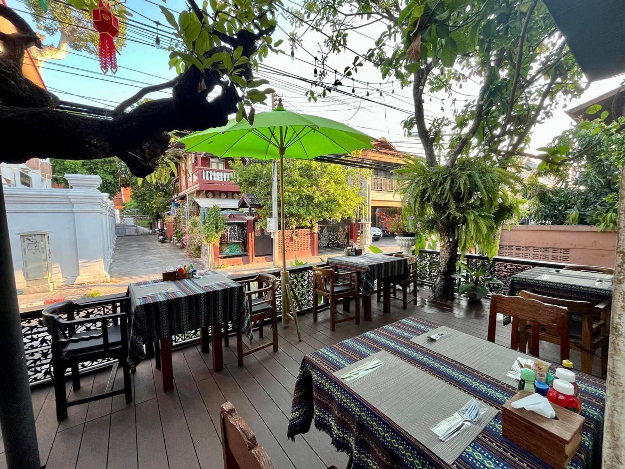 Hotel Baan Huenphen Chiang Mai Exterior foto